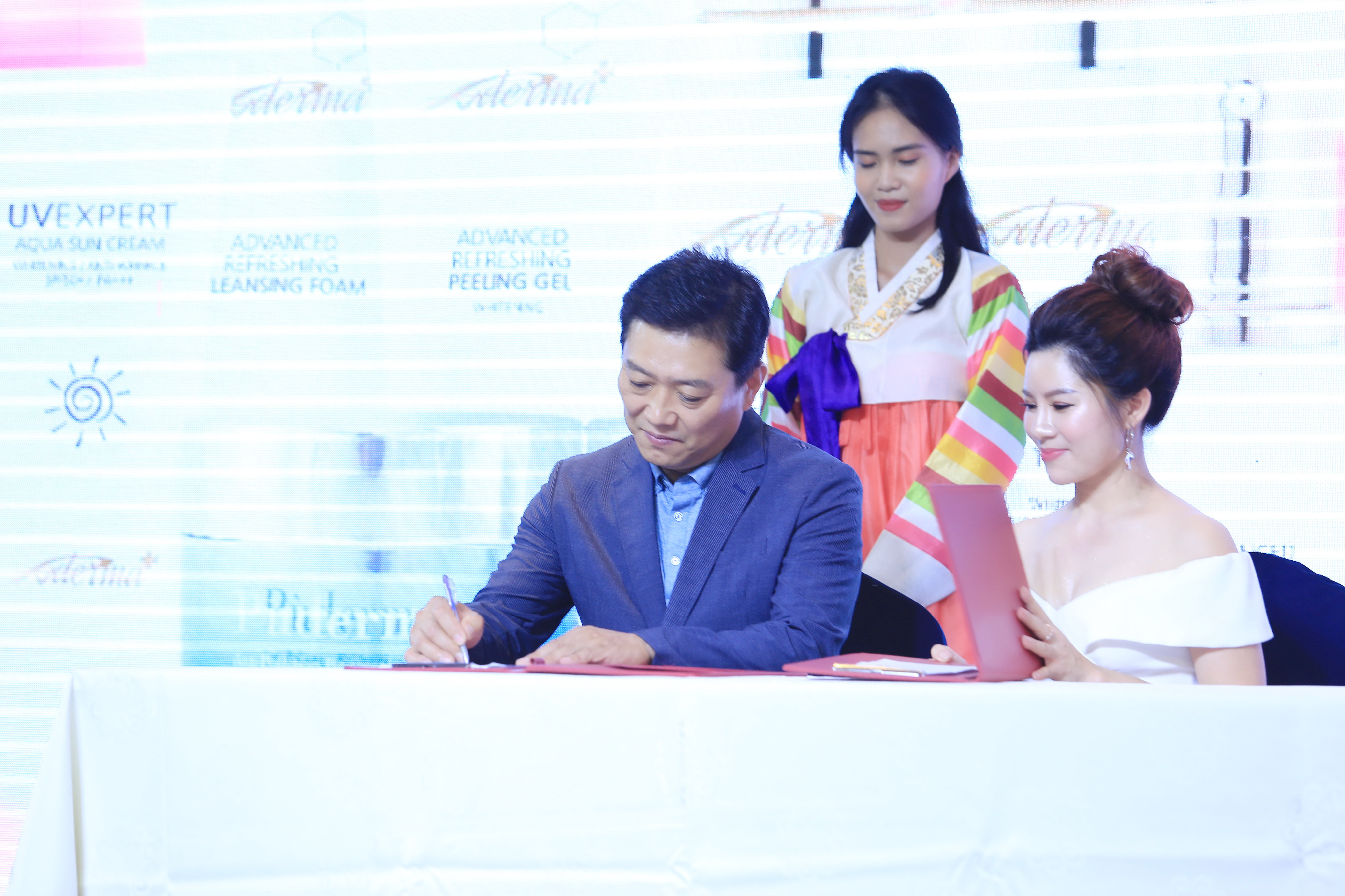 Nữ hoàng duyên dáng Trần Thiên Lý chính thức ra mắt mỹ phẩm Puderma Hàn Quốc