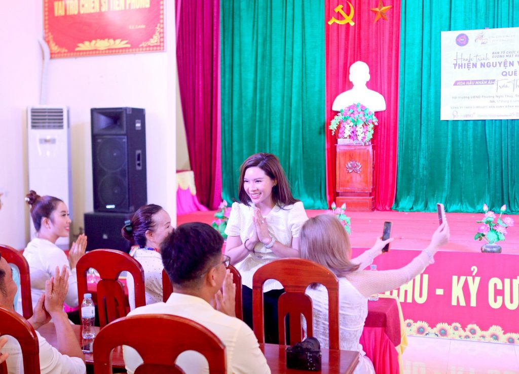 Tổng giám đốc – Hoa hậu đại sứ nhân ái Trần Thiên Lý trao 260 triệu đồng từ thiện tại TX Cửa Lò