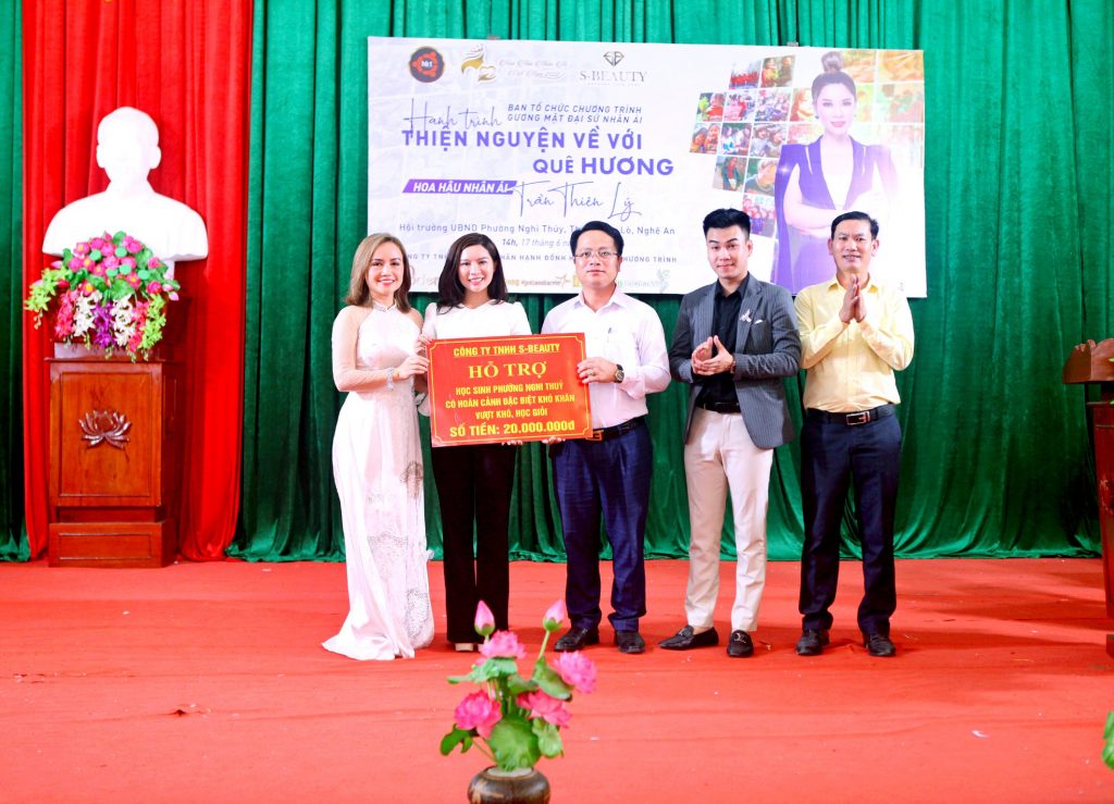 Tổng giám đốc – Hoa hậu đại sứ nhân ái Trần Thiên Lý trao 260 triệu đồng từ thiện tại TX Cửa Lò