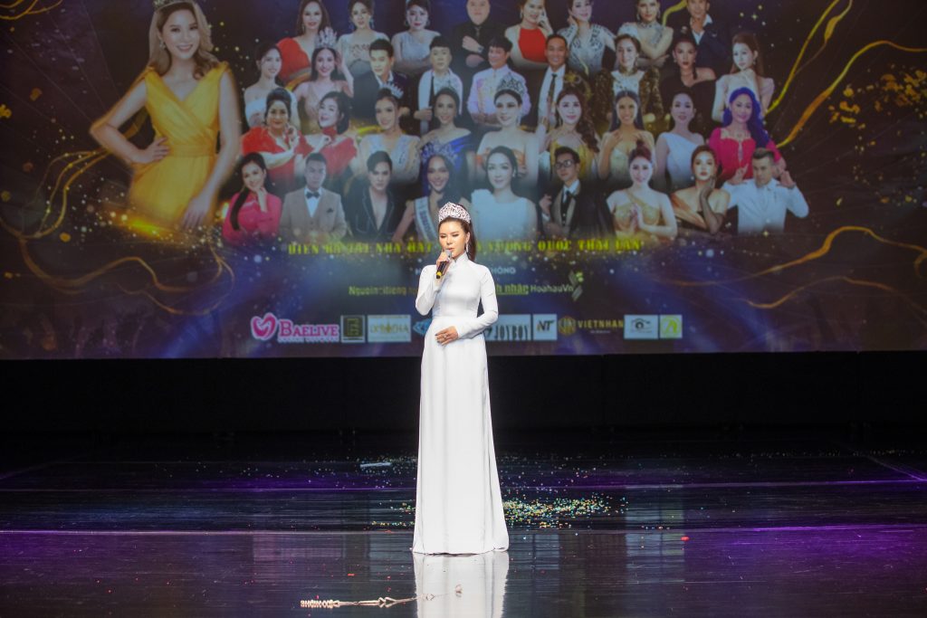 Hoa hậu Nhân Ái TGĐ Trần Thiên Lý hội ngộ Hoa hậu Hòa bình Thái Lan 2022 Parithaniya Sarinsiyaporn trong đêm chung kết Ms Universe Bussiness
