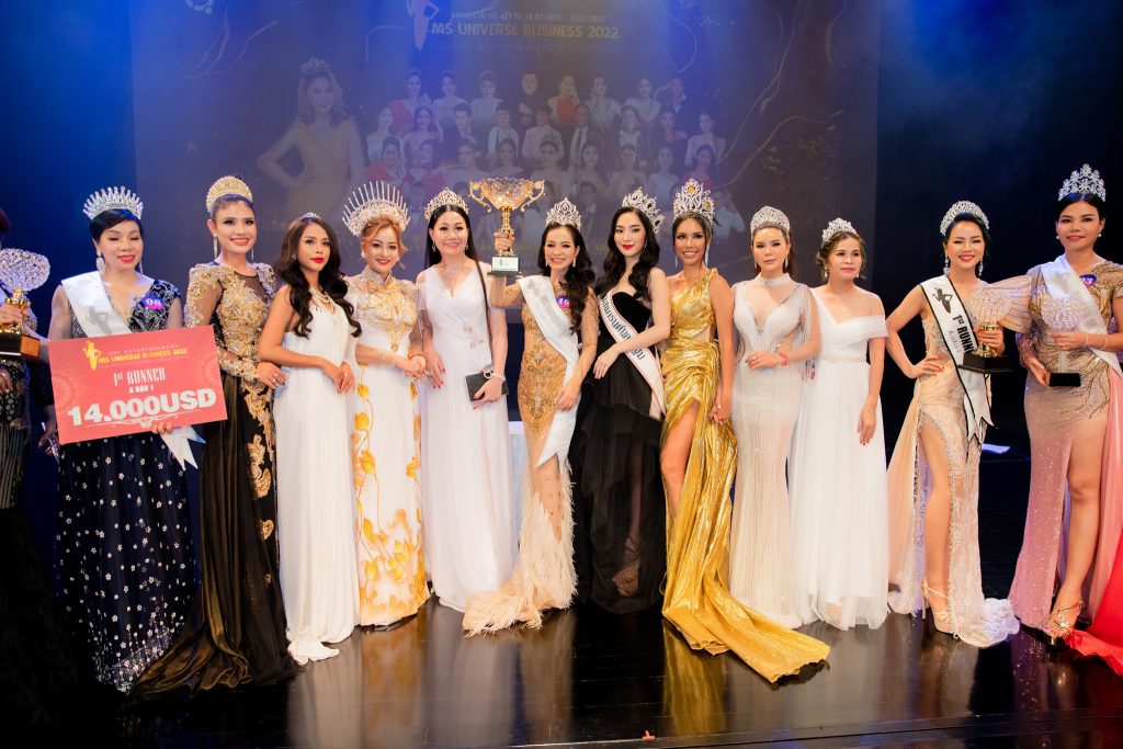 Hoa hậu Nhân Ái TGĐ Trần Thiên Lý hội ngộ Hoa hậu Hòa bình Thái Lan 2022 Parithaniya Sarinsiyaporn trong đêm chung kết Ms Universe Bussiness
